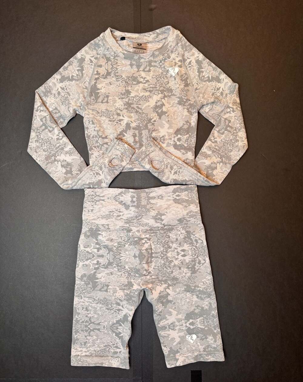 Women's Best Camo Seamless Long Sleeve Crop Top and Shorts Set, Size S 1086